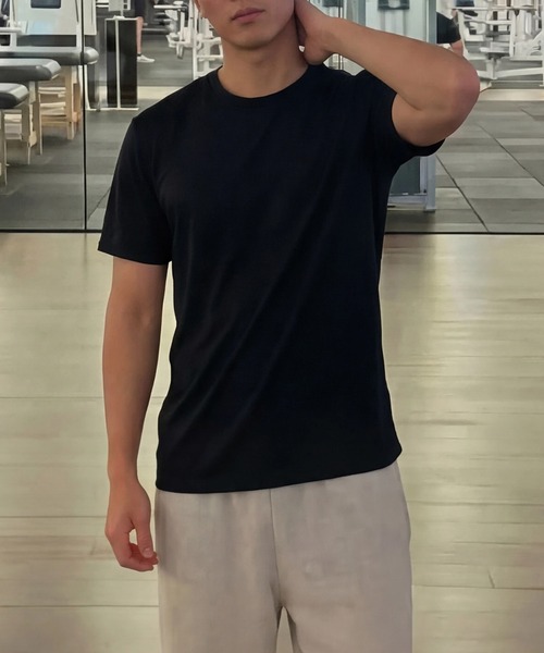 United Athle(ユナイテッドアスレ)の「【United Athle】4.4オンス ドライスムース Tシャツ 半袖 ジム ヨガ ピラティス フィットネス 5700(Tシャツ/カットソー・メンズ・ダークグリーン/ブラック/ベージュ/ネイビー/ホワイト/ライトブルー/ラベンダー/ライトグリーン/ライトイエロー/オートミール/ロイヤルブルー/スミクロ/インディゴブルー/ピンク/オリーブ/レッド/ワイン/ライトピンク/グレイッシュブルー/ダークパープル・M/L/XL/XS/S)」の2枚目の写真