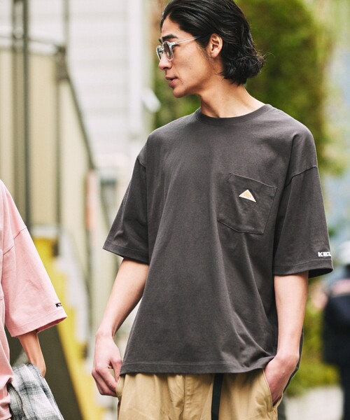 FREAK'S STORE（フリークスストア）の「限定展開 KELTY×FREAK'S STORE/ケルティ 別注 ワンポイント ヴィンテージロゴ クルーネック ポケットTシャツ（Tシャツ/カットソー・メンズ・アッシュグレー/ホワイト/グレイッシュベージュ/その他/ブラック/スミクロ/ネイビー/ピンク・X-LARGE/LARGE/MEDIUM/SMALL）」の4枚目の写真