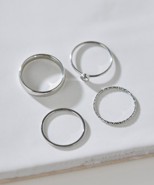 ear PAPILLONNER(イアパピヨネ)の「《インフルエンサーuchida企画/ステンレス》4連シンプルリング(リング・レディース・シルバー/ゴールド・12/9)」の3枚目の写真