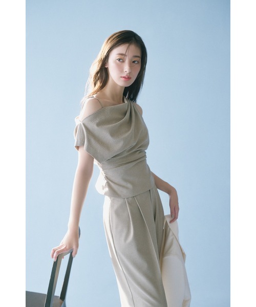 SNIDEL（スナイデル）の「オフショルドレープブラウス（シャツ/ブラウス・レディース・グレー/その他/ライトベージュ・FREE）」の4枚目の写真