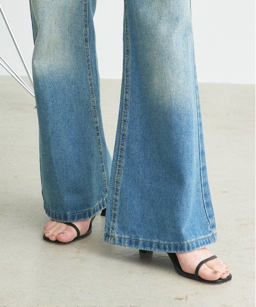 ad thie(アドティエ)の「フレア デニムパンツ(デニムパンツ・レディース・ブルー・LARGE/MEDIUM)」の17枚目の写真