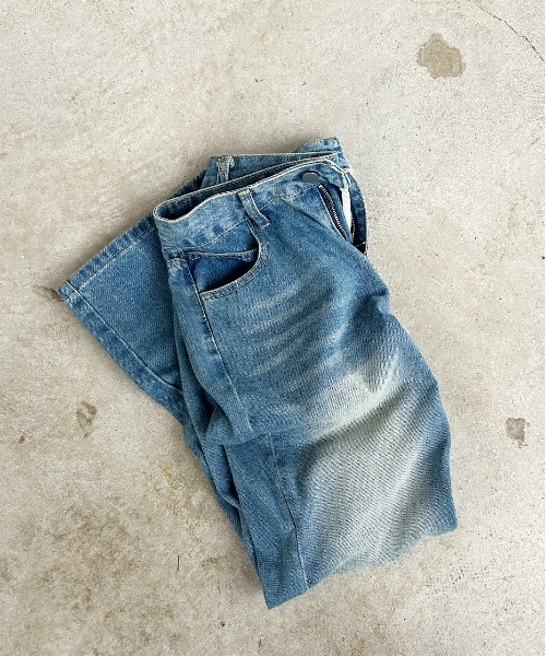 ad thie(アドティエ)の「フレア デニムパンツ(デニムパンツ・レディース・ブルー・LARGE/MEDIUM)」の4枚目の写真