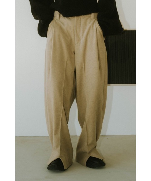 Knuth Marf（クヌースマーフ）の「front slit pants(unisex)（その他パンツ・レディース・グレイッシュベージュ・SMALL）」の2枚目の写真