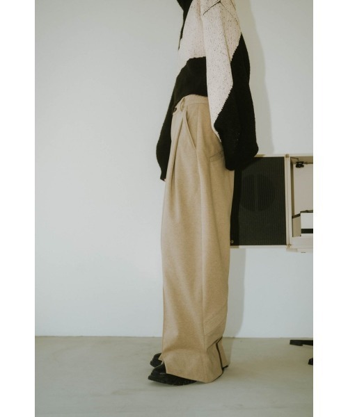 Knuth Marf（クヌースマーフ）の「front slit pants(unisex)（その他パンツ・レディース・グレイッシュベージュ・SMALL）」の6枚目の写真