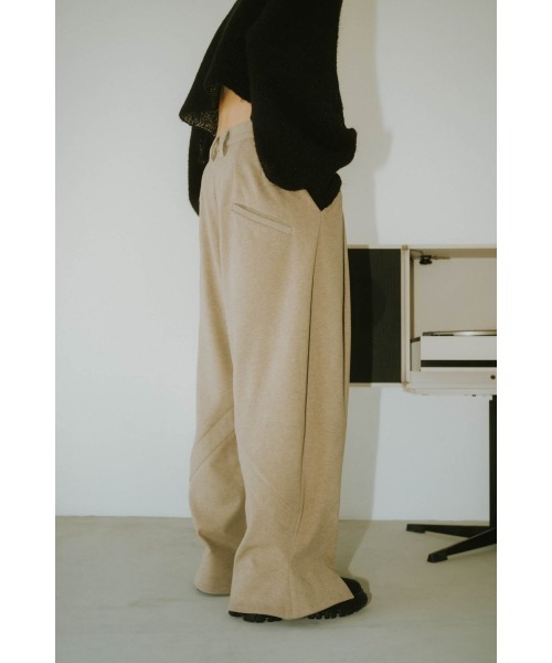 Knuth Marf（クヌースマーフ）の「front slit pants(unisex)（その他パンツ・レディース・グレイッシュベージュ・SMALL）」の9枚目の写真