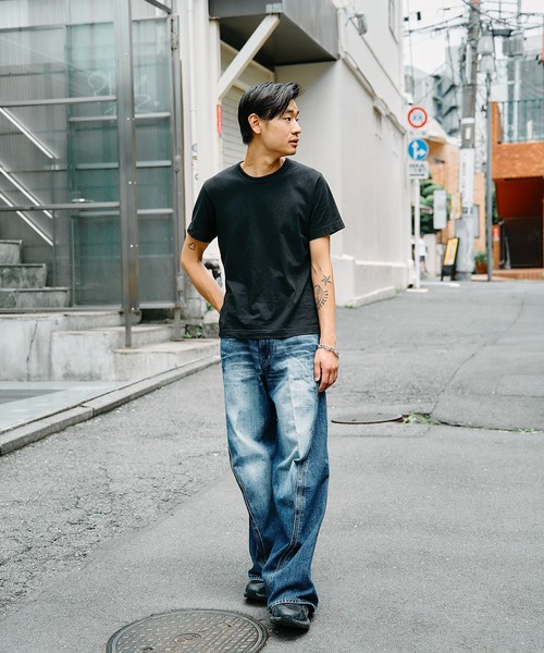 NVRFRGT(ネヴァーフォーゲット)の「別注 3D TWISTED WIDE LEG FADED JEANS(デニムパンツ・メンズ・インディゴブルー・1/2)」の2枚目の写真