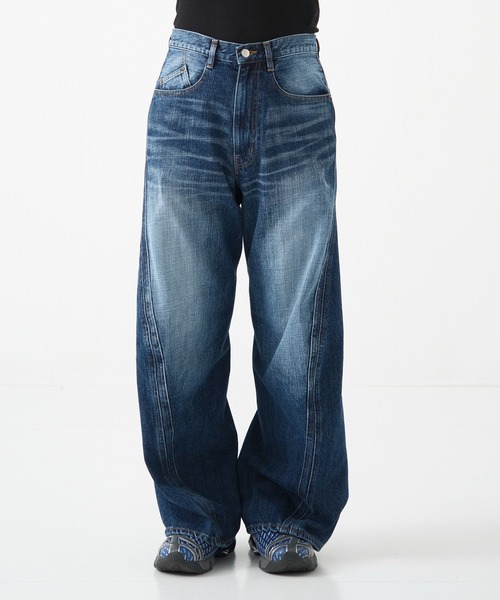 NVRFRGT(ネヴァーフォーゲット)の「別注 3D TWISTED WIDE LEG FADED JEANS(デニムパンツ・メンズ・インディゴブルー・1/2)」の5枚目の写真