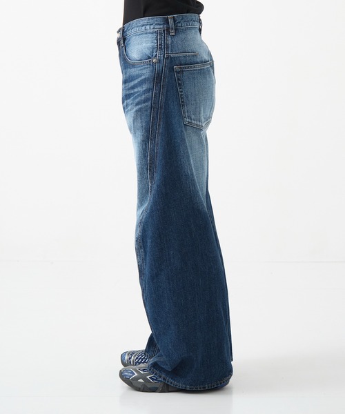 NVRFRGT(ネヴァーフォーゲット)の「別注 3D TWISTED WIDE LEG FADED JEANS(デニムパンツ・メンズ・インディゴブルー・1/2)」の6枚目の写真