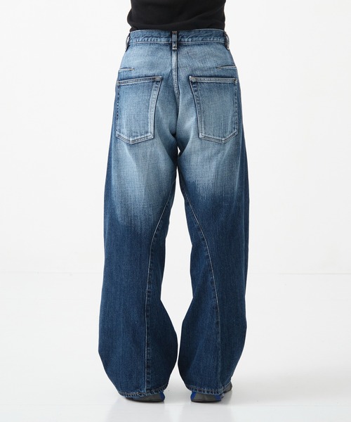 NVRFRGT(ネヴァーフォーゲット)の「別注 3D TWISTED WIDE LEG FADED JEANS(デニムパンツ・メンズ・インディゴブルー・1/2)」の7枚目の写真