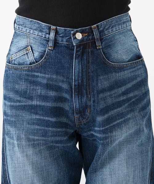 NVRFRGT(ネヴァーフォーゲット)の「別注 3D TWISTED WIDE LEG FADED JEANS(デニムパンツ・メンズ・インディゴブルー・1/2)」の8枚目の写真