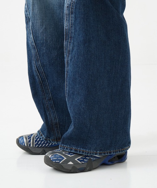 NVRFRGT(ネヴァーフォーゲット)の「別注 3D TWISTED WIDE LEG FADED JEANS(デニムパンツ・メンズ・インディゴブルー・1/2)」の11枚目の写真