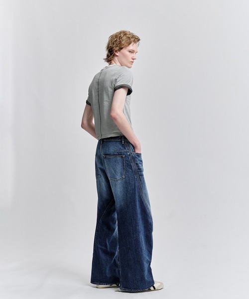 NVRFRGT(ネヴァーフォーゲット)の「別注 3D TWISTED WIDE LEG FADED JEANS(デニムパンツ・メンズ・インディゴブルー・1/2)」の16枚目の写真