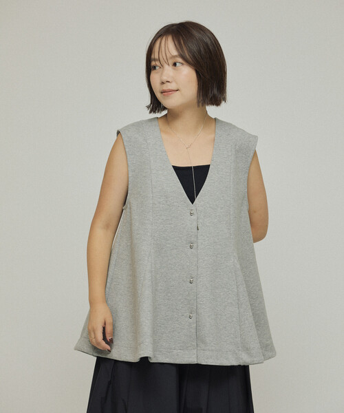 Firsthand(ファーストハンド)の「Firsthand/ファーストハンド ダンボール ペプラムシルエット Vネック ジレ / ベストト(カーディガン/ボレロ・レディース・ブラック/オフホワイト/グレー・フリ-)」の3枚目の写真