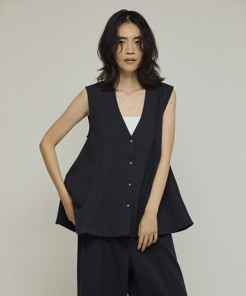 Firsthand(ファーストハンド)の「Firsthand/ファーストハンド ダンボール ペプラムシルエット Vネック ジレ / ベストト(カーディガン/ボレロ・レディース・ブラック/オフホワイト/グレー・フリ-)」の4枚目の写真