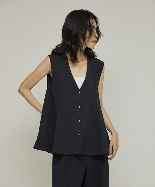 Firsthand(ファーストハンド)の「Firsthand/ファーストハンド ダンボール ペプラムシルエット Vネック ジレ / ベストト(カーディガン/ボレロ・レディース・ブラック/オフホワイト/グレー・フリ-)」の5枚目の写真