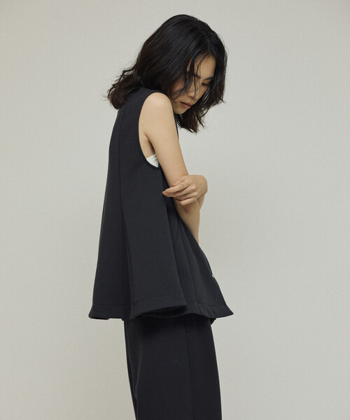 Firsthand(ファーストハンド)の「Firsthand/ファーストハンド ダンボール ペプラムシルエット Vネック ジレ / ベストト(カーディガン/ボレロ・レディース・ブラック/オフホワイト/グレー・フリ-)」の6枚目の写真