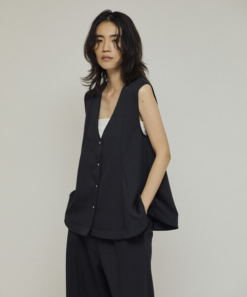 Firsthand(ファーストハンド)の「Firsthand/ファーストハンド ダンボール ペプラムシルエット Vネック ジレ / ベストト(カーディガン/ボレロ・レディース・ブラック/オフホワイト/グレー・フリ-)」の9枚目の写真