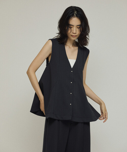 Firsthand(ファーストハンド)の「Firsthand/ファーストハンド ダンボール ペプラムシルエット Vネック ジレ / ベストト(カーディガン/ボレロ・レディース・ブラック/オフホワイト/グレー・フリ-)」の11枚目の写真