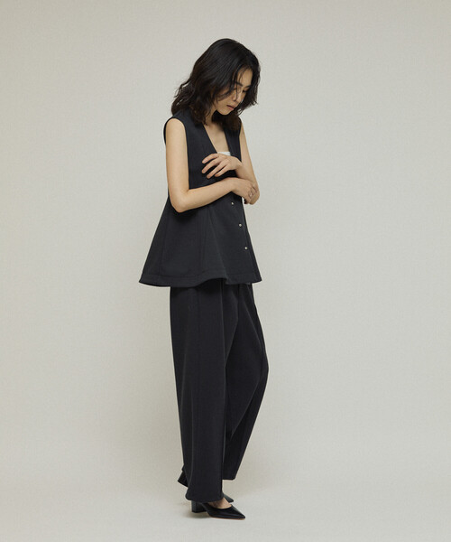 Firsthand(ファーストハンド)の「Firsthand/ファーストハンド ダンボール ペプラムシルエット Vネック ジレ / ベストト(カーディガン/ボレロ・レディース・ブラック/オフホワイト/グレー・フリ-)」の15枚目の写真