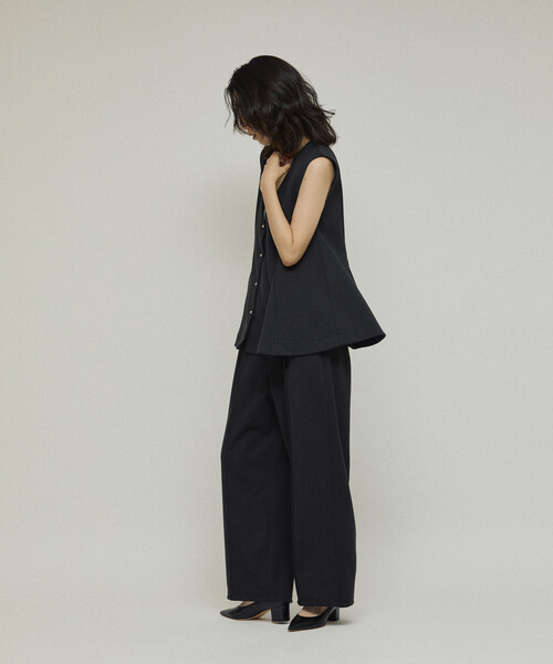 Firsthand(ファーストハンド)の「Firsthand/ファーストハンド ダンボール ペプラムシルエット Vネック ジレ / ベストト(カーディガン/ボレロ・レディース・ブラック/オフホワイト/グレー・フリ-)」の16枚目の写真