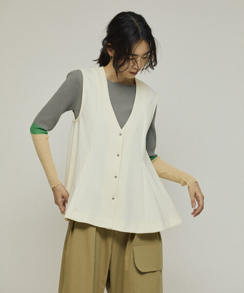 Firsthand(ファーストハンド)の「Firsthand/ファーストハンド ダンボール ペプラムシルエット Vネック ジレ / ベストト(カーディガン/ボレロ・レディース・ブラック/オフホワイト/グレー・フリ-)」の20枚目の写真