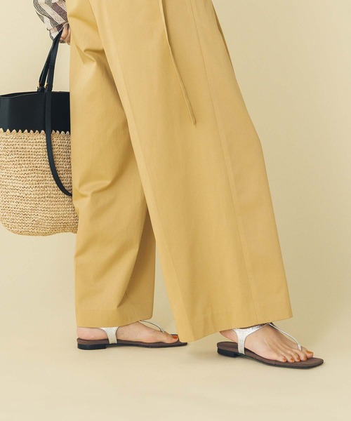 ATELIER BRUGGE（アトリエブルージュ）の「レザートングサンダル（サンダル・レディース・シルバー/ゴールド・24/23）」の2枚目の写真