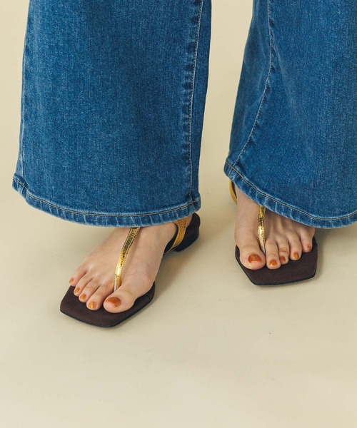 ATELIER BRUGGE（アトリエブルージュ）の「レザートングサンダル（サンダル・レディース・シルバー/ゴールド・24/23）」の6枚目の写真