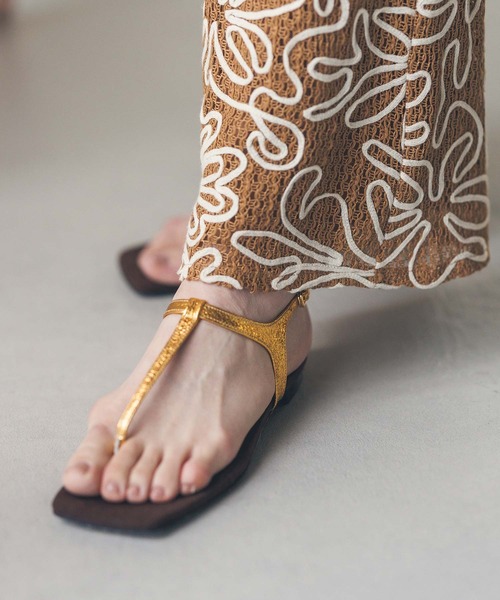ATELIER BRUGGE（アトリエブルージュ）の「レザートングサンダル（サンダル・レディース・シルバー/ゴールド・24/23）」の9枚目の写真