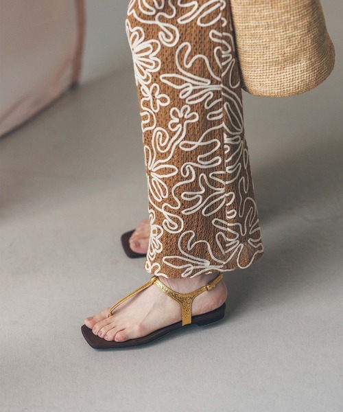 ATELIER BRUGGE（アトリエブルージュ）の「レザートングサンダル（サンダル・レディース・シルバー/ゴールド・24/23）」の10枚目の写真