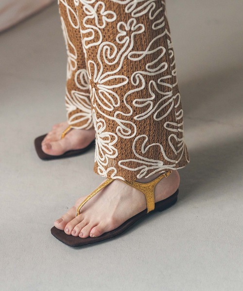 ATELIER BRUGGE（アトリエブルージュ）の「レザートングサンダル（サンダル・レディース・シルバー/ゴールド・24/23）」の11枚目の写真