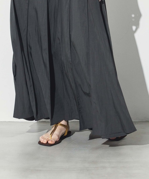 ATELIER BRUGGE（アトリエブルージュ）の「レザートングサンダル（サンダル・レディース・シルバー/ゴールド・24/23）」の14枚目の写真