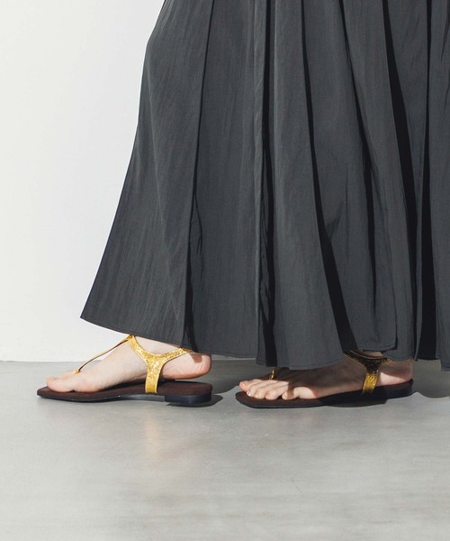 ATELIER BRUGGE（アトリエブルージュ）の「レザートングサンダル（サンダル・レディース・シルバー/ゴールド・24/23）」の15枚目の写真