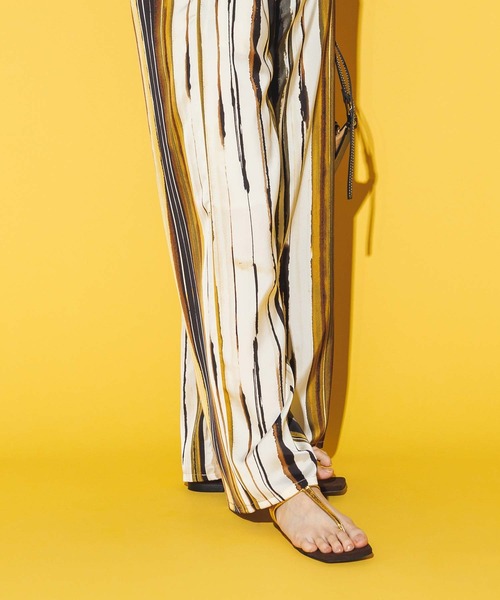 ATELIER BRUGGE（アトリエブルージュ）の「レザートングサンダル（サンダル・レディース・シルバー/ゴールド・24/23）」の19枚目の写真