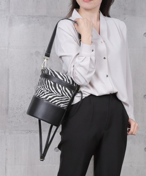 Tomieco(トミエコ)の「2way バケツ形ショルダー コンビデザインバッグ(ショルダーバッグ・レディース・ブラウン/グレー/ゼブラ/ブラック・FREE)」の1枚目の写真