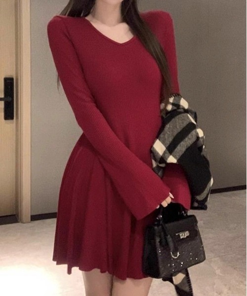 Mejoul（メジュール）の「Ｖネックリブニットベルスリーブフレアミニワンピース（ワンピース・レディース・ブラック/ベージュ/レッド・M/L）」の3枚目の写真