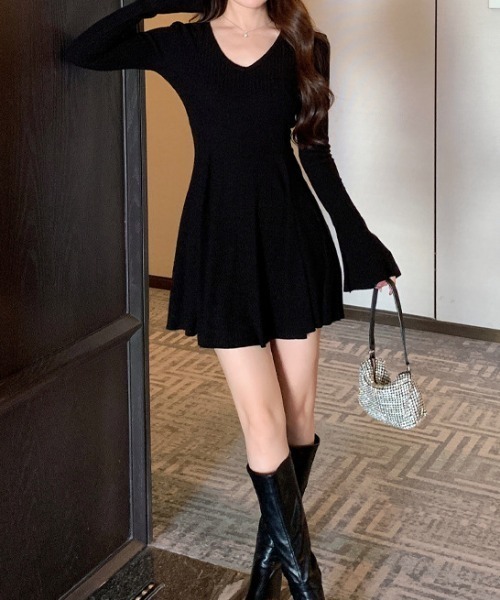 Mejoul（メジュール）の「Ｖネックリブニットベルスリーブフレアミニワンピース（ワンピース・レディース・ブラック/ベージュ/レッド・M/L）」の12枚目の写真