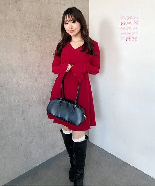 Mejoul（メジュール）の「Ｖネックリブニットベルスリーブフレアミニワンピース（ワンピース・レディース・ブラック/ベージュ/レッド・M/L）」の20枚目の写真