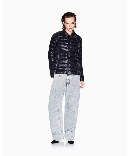 ARMANI EXCHANGE（アルマーニエクスチェンジ）の「【A|X アルマーニ エクスチェンジ】＜オンライン限定＞AXロゴ ライトダウンジャケット（ダウンジャケット/コート・レディース・ブラック・X-SMALL/X-LARGE/SMALL/MEDIUM/LARGE）」の4枚目の写真