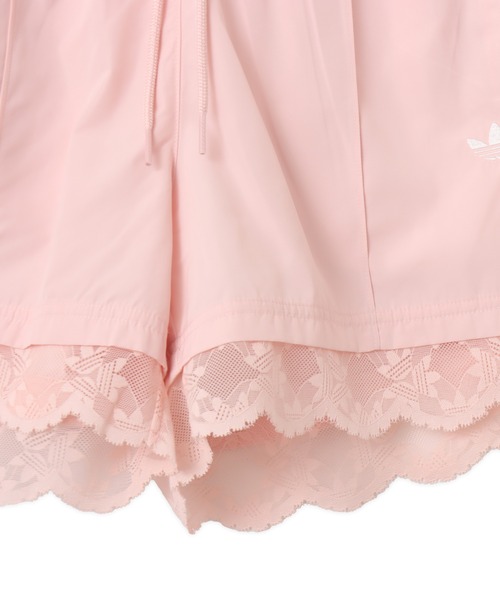 adidas(アディダス)の「adidas LACE TRIM 3 STRIPE SHORT / アディダス レーストリム 3 ストライプ ショーツ(その他パンツ・レディース・ピンク・L/S/M)」の6枚目の写真
