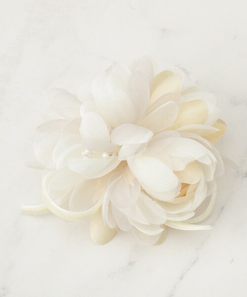SHOO・LA・RUE（シューラルー）の「【セレモニー】やわらかな印象に MIXリボンコサージュ（ブローチ/コサージュ・レディース・キャメル/グレー/ライトベージュ・00）」の4枚目の写真