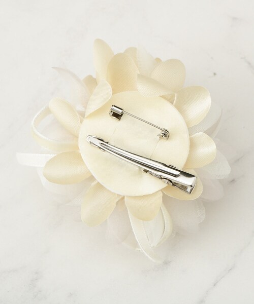 SHOO・LA・RUE（シューラルー）の「【セレモニー】やわらかな印象に MIXリボンコサージュ（ブローチ/コサージュ・レディース・キャメル/グレー/ライトベージュ・00）」の5枚目の写真