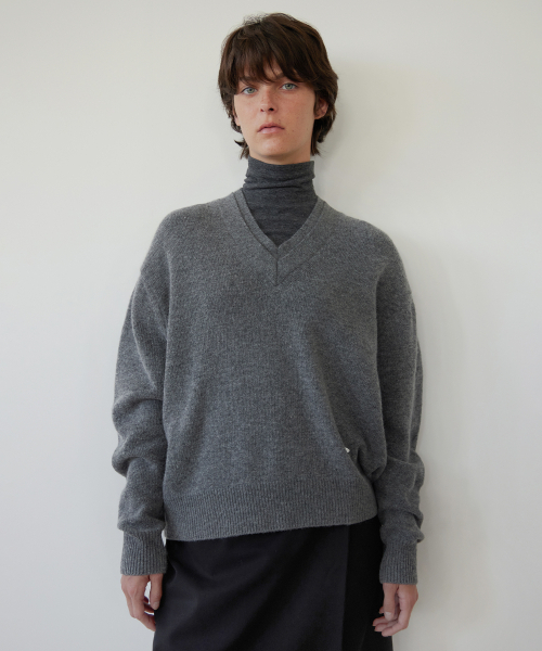 LEVAR(レバー)の「Double V-Neck Knit - Charcoal(ニット/セーター・レディース・ダークグレー・FREE)」の1枚目の写真