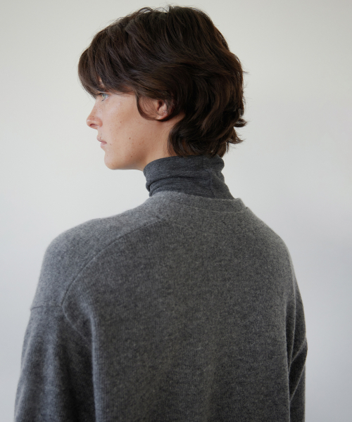 LEVAR(レバー)の「Double V-Neck Knit - Charcoal(ニット/セーター・レディース・ダークグレー・FREE)」の3枚目の写真