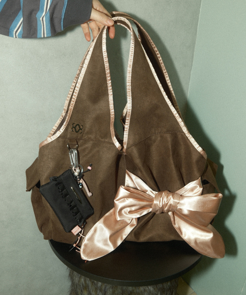 Bow Shoulder Bag (Suede Taupe)（ショルダーバッグ）｜SIWEOL107