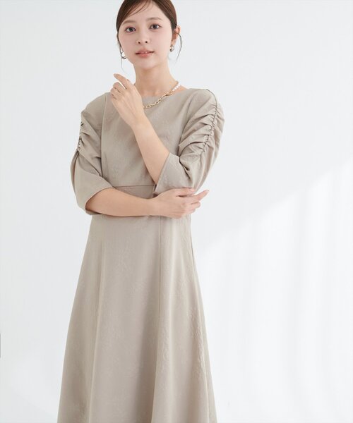 natural couture（ナチュラルクチュール）の「フラワージャガードジゴスリーブワンピース（ワンピース・レディース・ブラック/オフホワイト/ベージュ・FREE）」の3枚目の写真