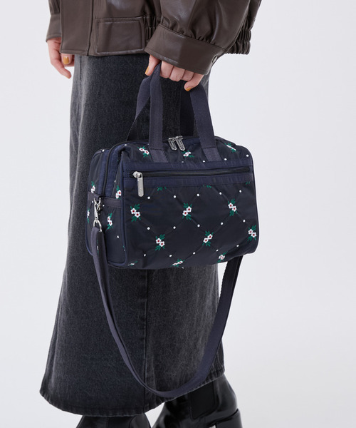 LeSportsac(レスポートサック)の「EVERYDAY SM SATCHEL フローラルラティスEMB(ショルダーバッグ・レディース・ブルー・FREE)」の2枚目の写真