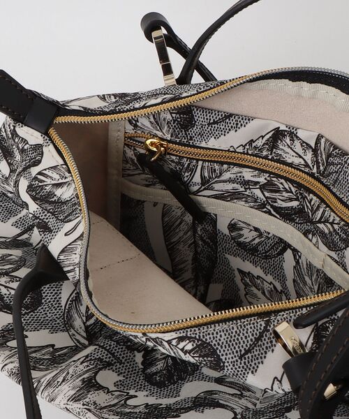 Roberta Pieri(ロベルタピエリ)の「ROBERTA PIERI (ロベルタ ピエリ)TAPESTRY ND(トートバッグ・レディース・ブラック・F)」の4枚目の写真