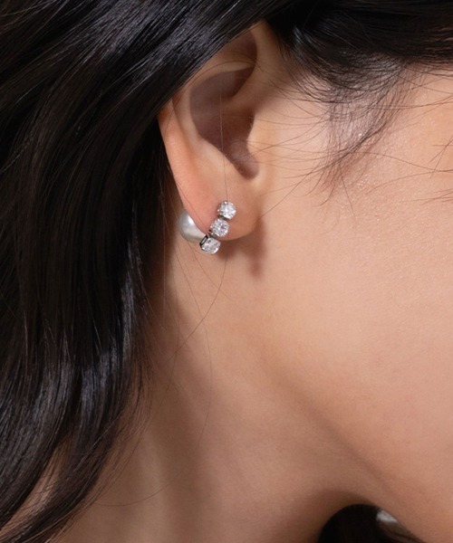 CEMONEMO(セモネモ)の「3連 ビジュー パール バックキャッチ ピアス(ピアス(両耳用)・レディース・シルバー/ゴールド・FREE)」の2枚目の写真