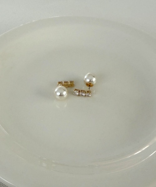 CEMONEMO(セモネモ)の「3連 ビジュー パール バックキャッチ ピアス(ピアス(両耳用)・レディース・シルバー/ゴールド・FREE)」の4枚目の写真