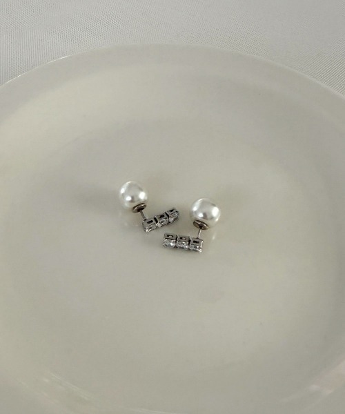 CEMONEMO(セモネモ)の「3連 ビジュー パール バックキャッチ ピアス(ピアス(両耳用)・レディース・シルバー/ゴールド・FREE)」の3枚目の写真